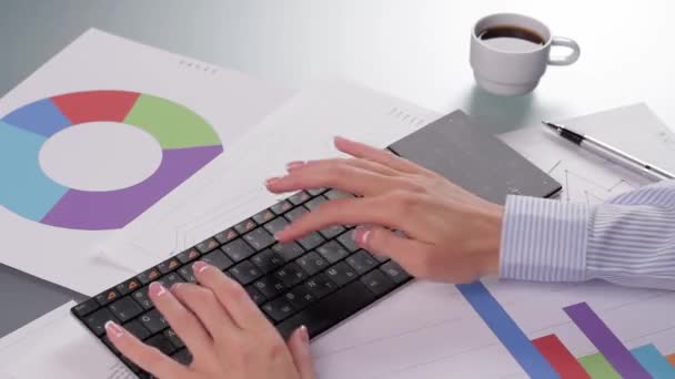 Mujer de negocios escribiendo en una computadora . — Vídeos de Stock