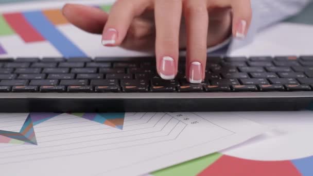 Sekretärin tippt schnell auf die Tastatur. — Stockvideo