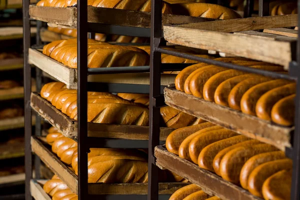 Pane impilato sugli scaffali . — Foto Stock