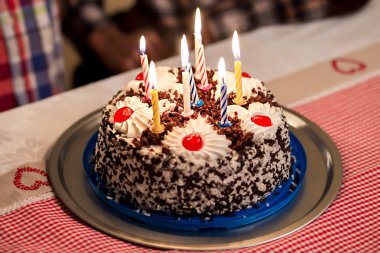 Doğum günü pastası masada..