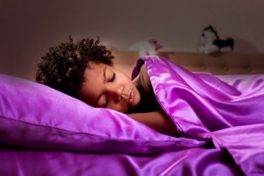 Afro çocuklar yatak gece yarısı.