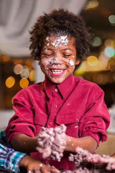 Nero torta spalmato ragazzo ridere . — Foto Stock