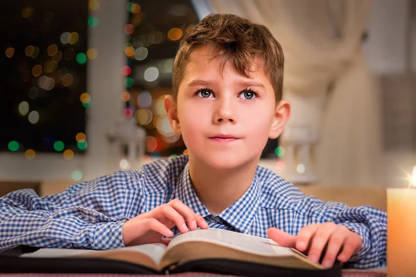 Enfant réfléchi avec un livre . — Photo