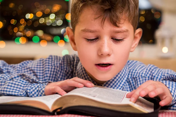 Niño leyendo libro en voz alta . — Foto de Stock