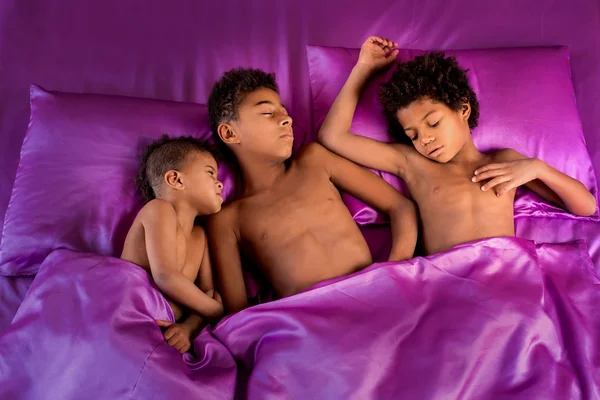 Chłopcy czarny jedwab łóżko. — Zdjęcie stockowe