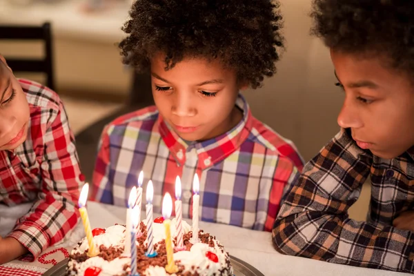 Rapazes atenciosos perto do bolo de aniversário . — Fotografia de Stock