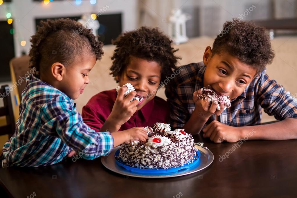 Family eat cake fotos de stock, imágenes de Family eat cake sin royalties |  Depositphotos
