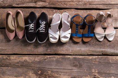 Kadının şık ayakkabı çiftleri.