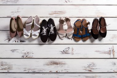 Deri topuk ayakkabı ve keds.