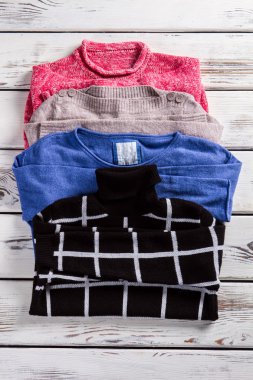 Birkaç farklı renkli kadın kazak.