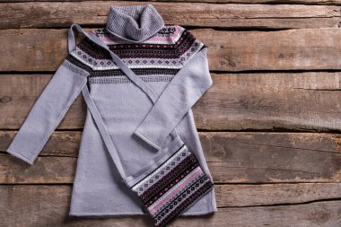 Çantalı sıcak gri tunik.