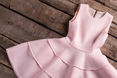 Hafif somon elbise kıvrımları ile.