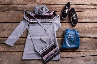 Kot pantolon ve keds tunik.