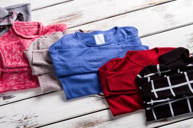 Parlak ve koyu renkli kazaklar.