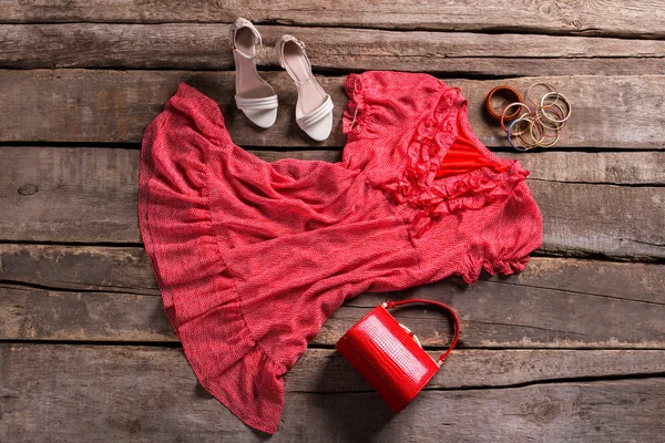 Klänning och röd cylinder väska. — Stockfoto