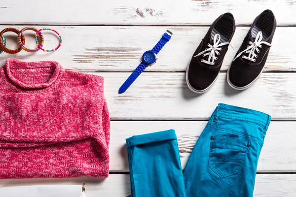 Turkuaz pantolonlu pembe sweatshirt.