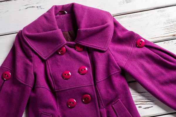 Womans fashionable purple coat. — Stock Photo, Image