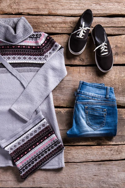 Keds en jeans met tuniek. — Stockfoto