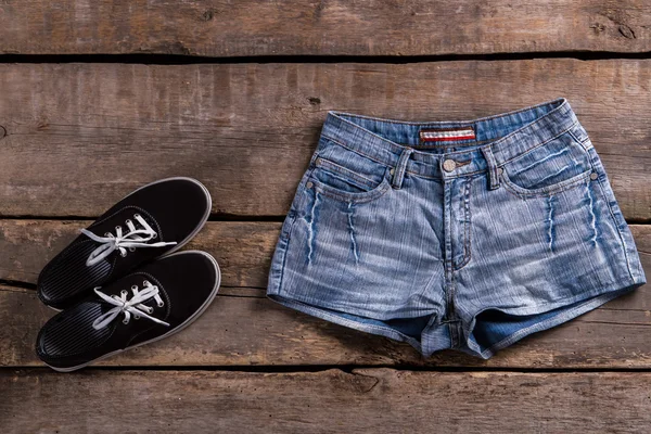 Pantaloncini di jeans e keds neri . — Foto Stock