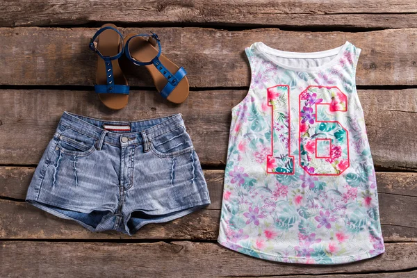 Womans floral top and shorts. — Stock fotografie