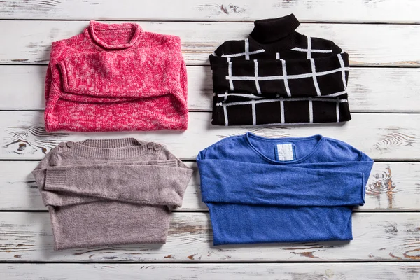 Weibliche Sweatshirts unterschiedlicher Farbe. — Stockfoto