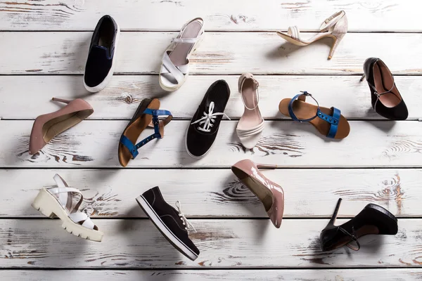 Verschiedene Schuhe auf dem Boden liegend. — Stockfoto