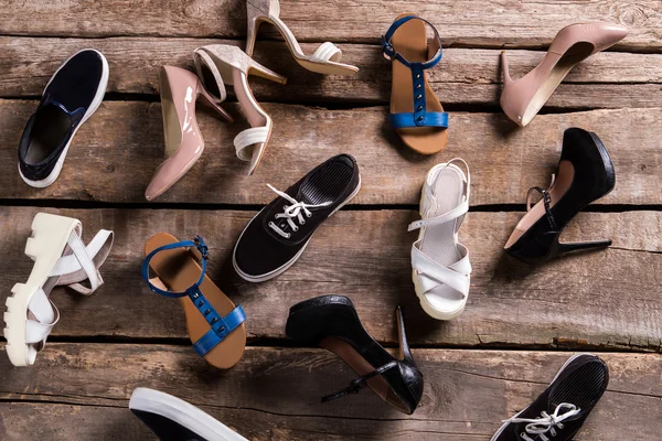 Olika kvinnliga skor på golvet. — Stockfoto