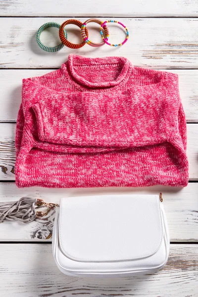 White purse and pink sweater. — Stock Photo, Image