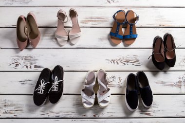 Topuk ayakkabı ve rahat keds.