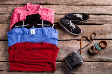 Keds ve aksesuarları ile Sweatshirt.