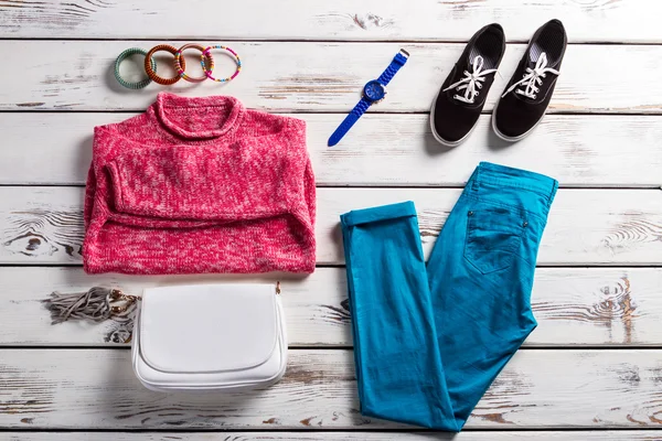 Ladys outfit with pink pullover. — Stock Photo, Image