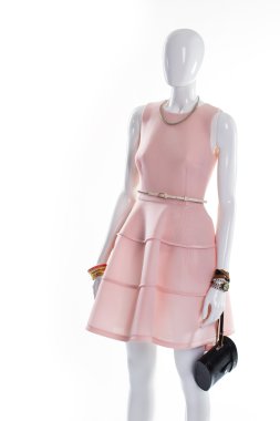 Manken üzerinde siyah klasik çanta.