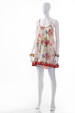 Manken üzerinde Sarafan ve bilezik.