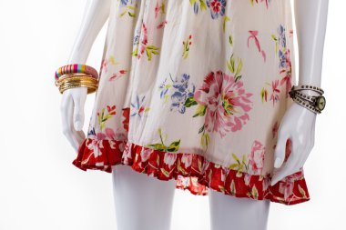 Bilezik ve manken üzerinde izlemek.