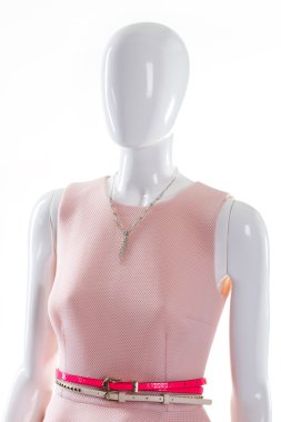 Manken üzerinde elbise ve kolye.