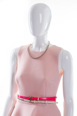 Manken üzerinde kemer ve kolye.