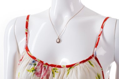 Kadın manken giyen minik kolye.