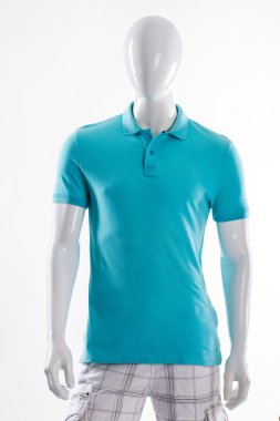 Mavi polo t-shirt manken üzerinde.