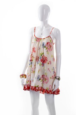 Kadın manken giyen çiçek sarafan.