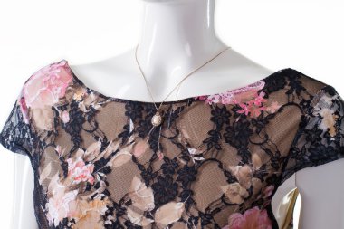 Mankenler boynundaki değerli kolye.