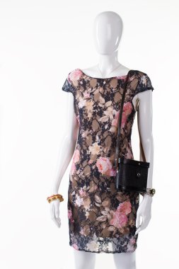 Manken üzerinde siyah vintage çanta.