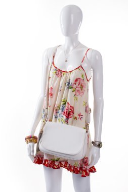 Manken üzerinde beyaz deri çanta.