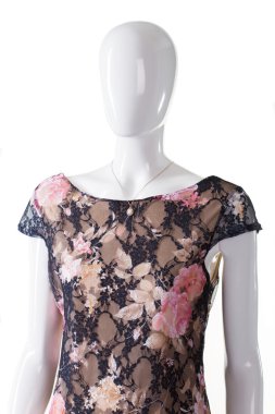 Elbise ve kolye giyen mankenin.