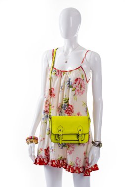 Kadın manken giyen kireç çanta.