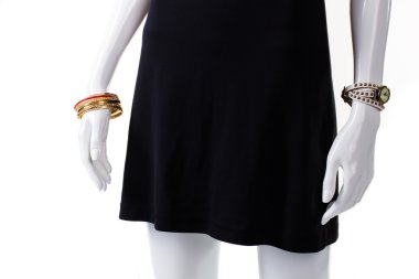 Altın bilezik ve siyah elbise.