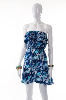 Manken üzerinde mavi yazlık elbise.