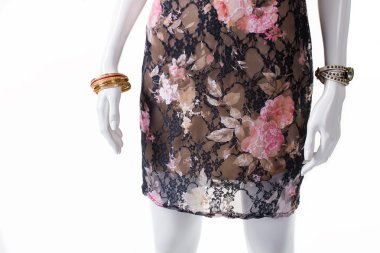 Aksesuarlar mankenler yandan akşam.