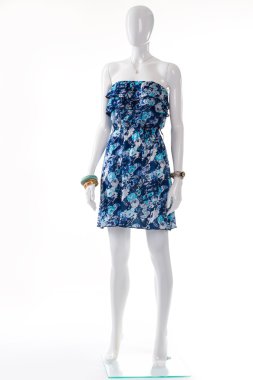 Beyaz manken üzerinde mavi elbise.