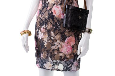 El çantası ve manken nöbette.