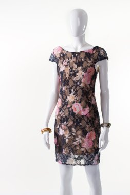 Manken üzerinde karanlık çiçek elbise.